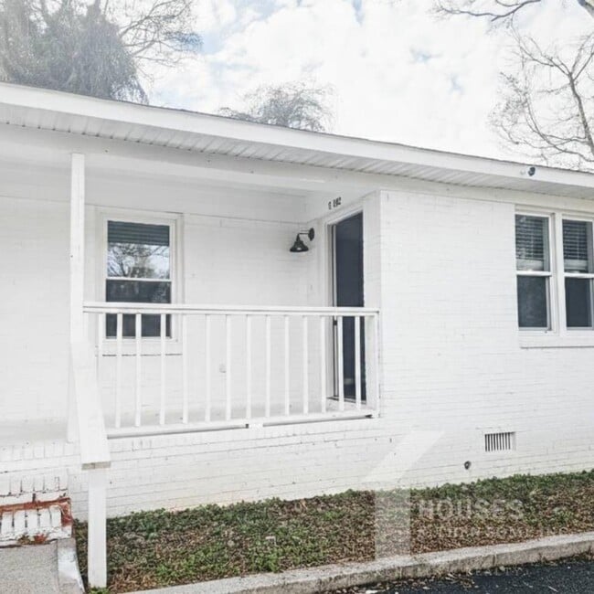 Building Photo - 511 Hampton Ave