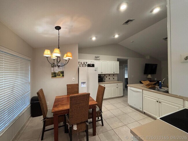 Foto del edificio - 1094 Raintree Ln