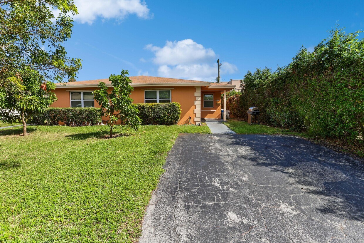 212 NE 9th Ave, Deerfield Beach, FL 33441 Townhome Rentals in