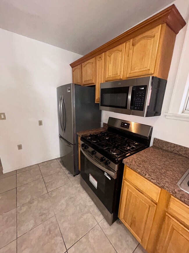 Building Photo - 636 E 230th St