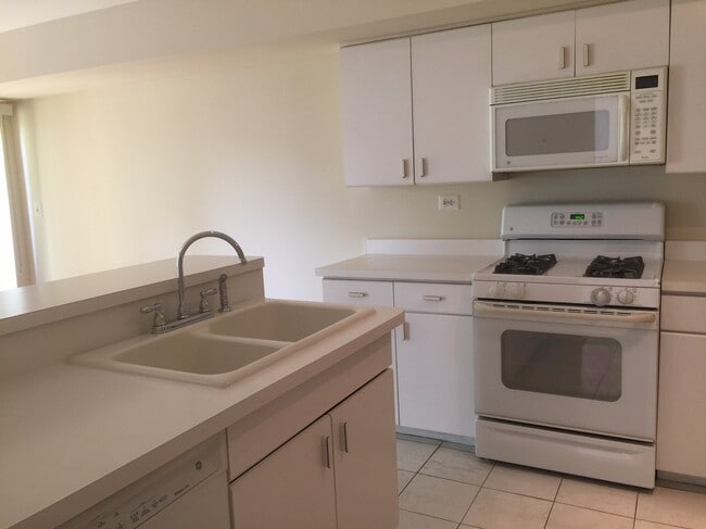 Building Photo - 396 Bentley Pl