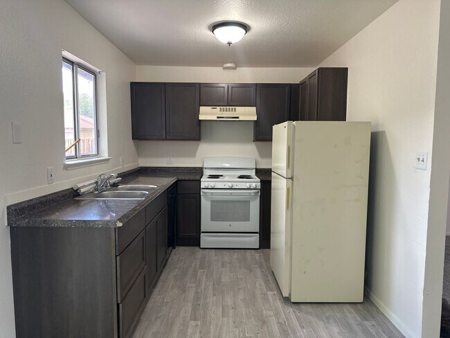 Building Photo - 1 bedroom home with fenced yard