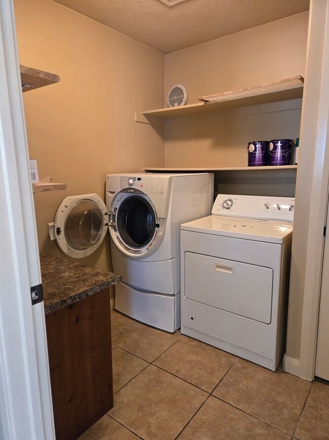 Building Photo - Centrally Located Townhome