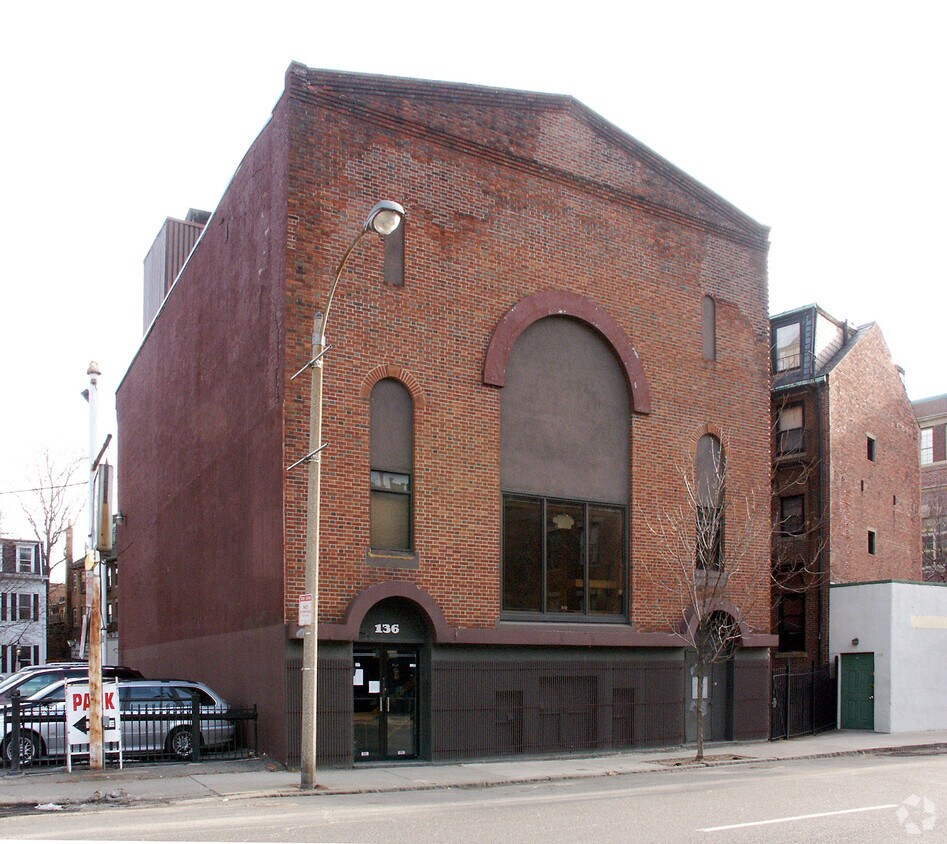 Building Photo - 136 Arlington St