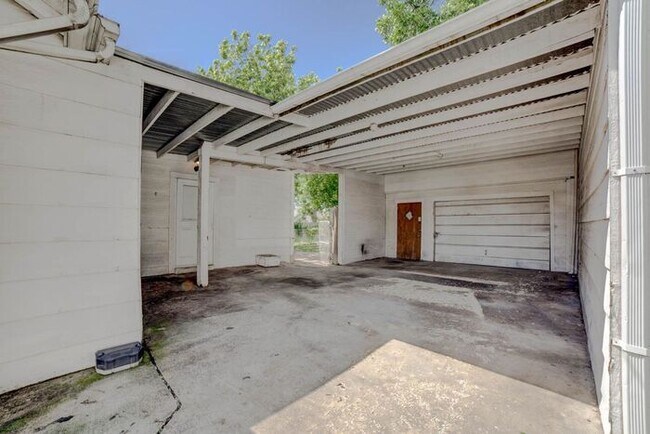 Building Photo - 2 Bedroom 2 Bath Home Near TU!
