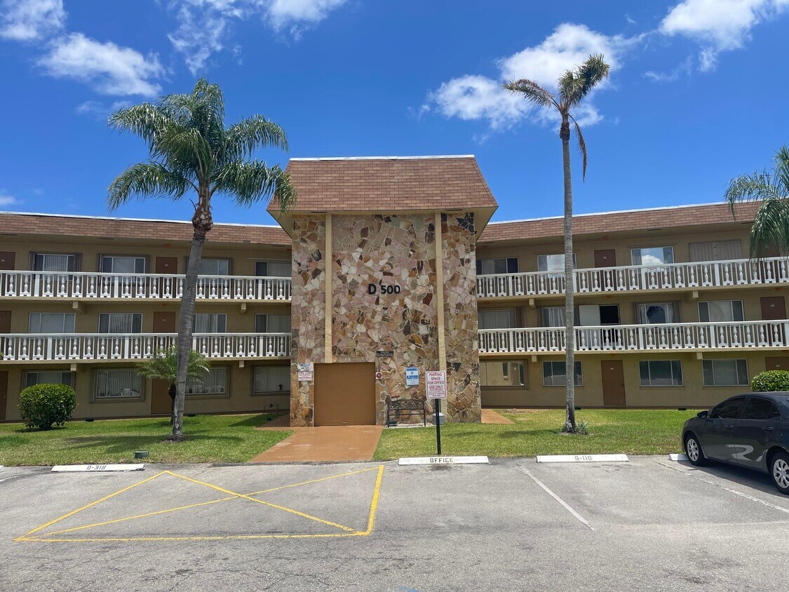 Foto principal - 500 Village Green Cir W