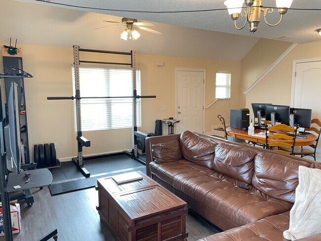 Building Photo - All the Amenities for a Great Price - Brid...