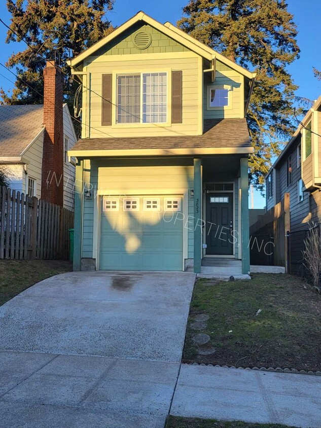 Foto principal - 3 Bed NE Pdx Home w/Gas Fireplace, Garage,...