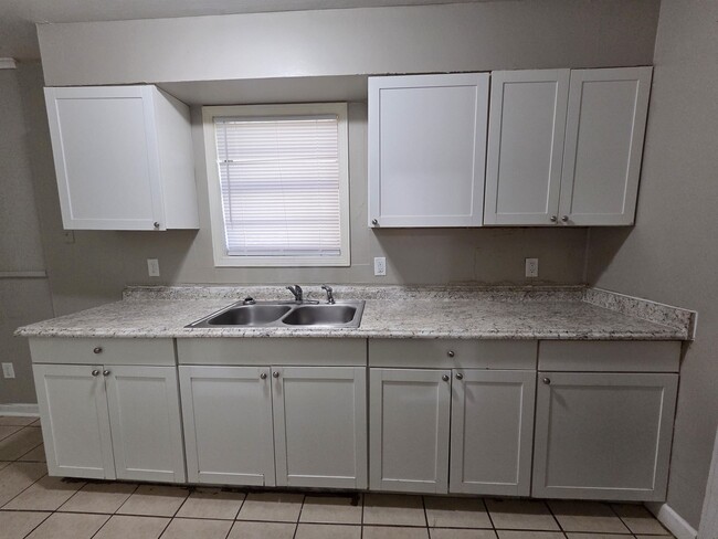 Building Photo - 3021 Ashwood St