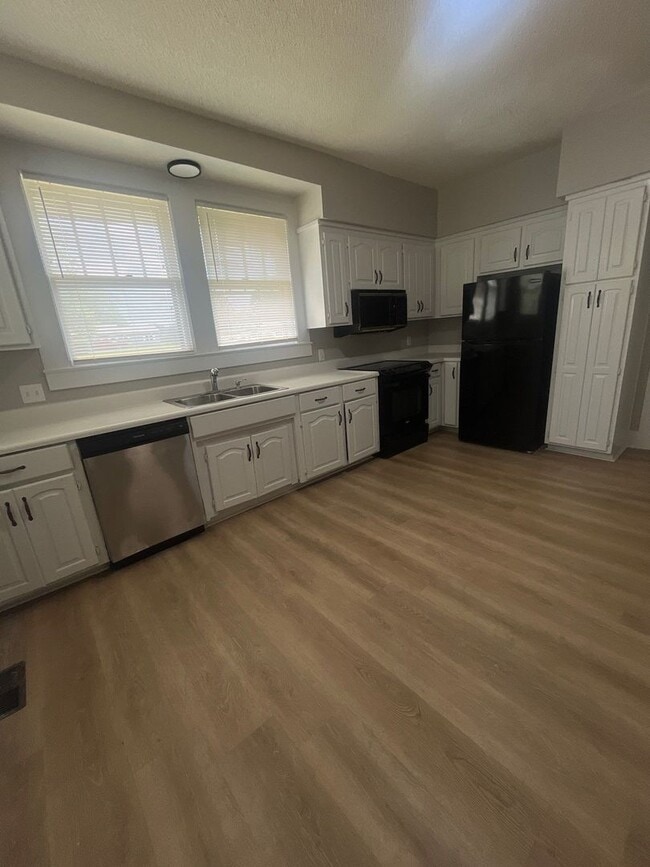 Building Photo - 3 Bedrooms