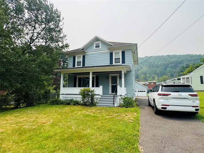 Building Photo - 151-153 Iris Dr