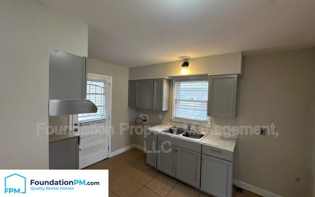 Building Photo - 3553 Julia St