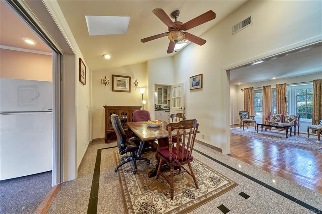 Foto principal - 433 S Bundy Dr