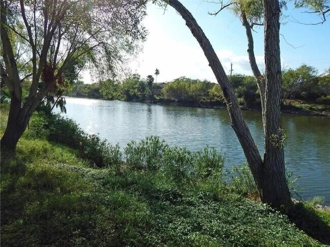 Foto del edificio - 2058 Hidden Lk