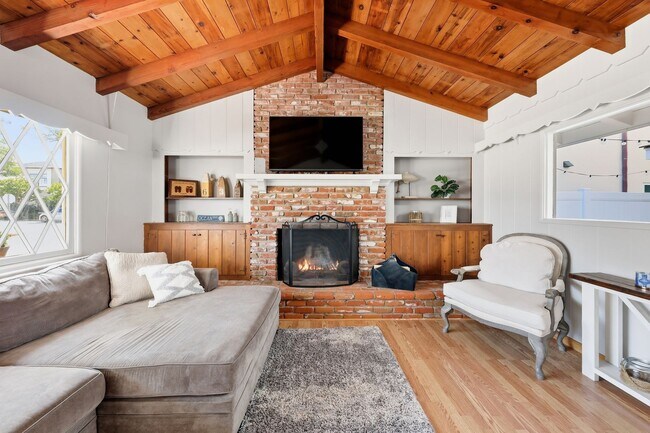 Foto del edificio - Furnished Balboa Peninsula Point Cottage Home | Available November 1st – April 30th
