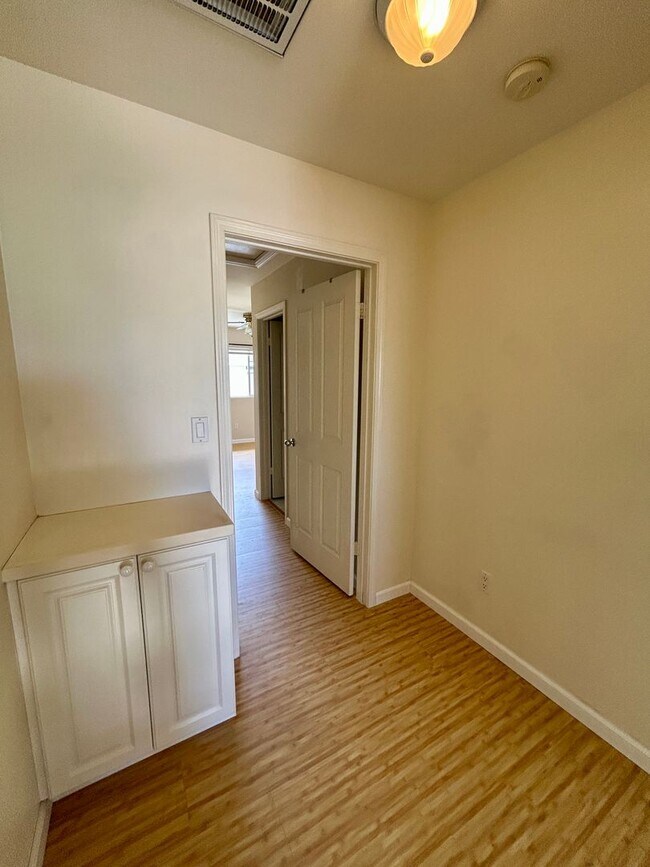 Building Photo - Spacious Townhouse with Central AC, Garage...