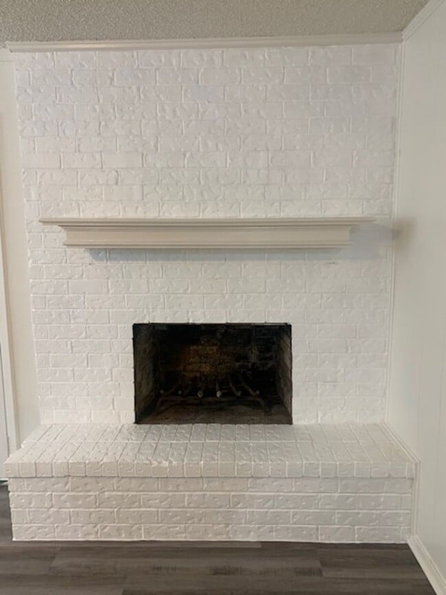 Building Photo - Move in ready! 3 Bedroom, 2 Full Bath Home...