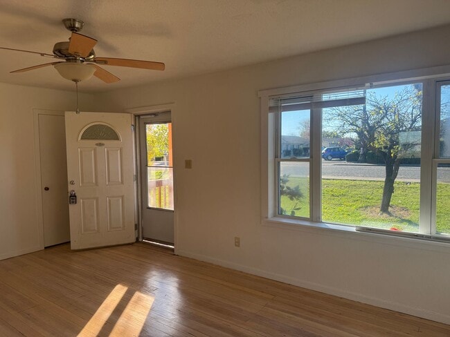 Building Photo - 3/2 Huge Yard and Garage