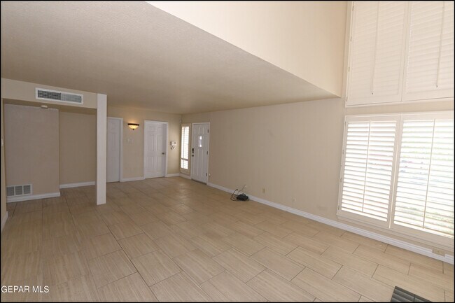 Foto del edificio - 513 Tawny Oaks Pl