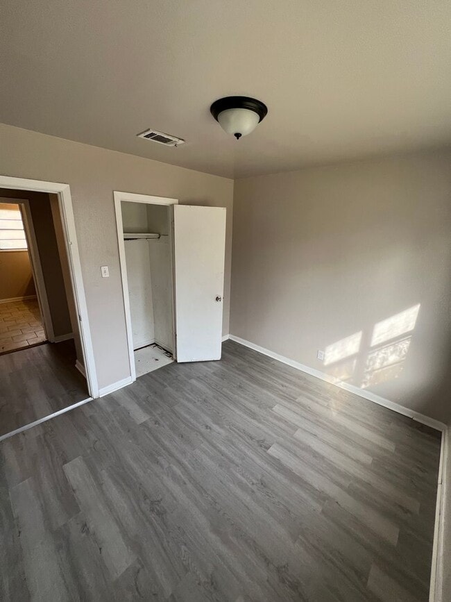 Building Photo - Clean, 3 bedroom with new flooring throughout!