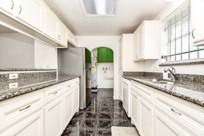Foto del edificio - 9037 Crestview Dr