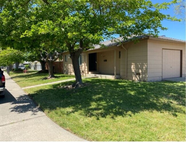Foto del edificio - Move-In Ready 2BR Duplex — South Sacramento, Pets OK
