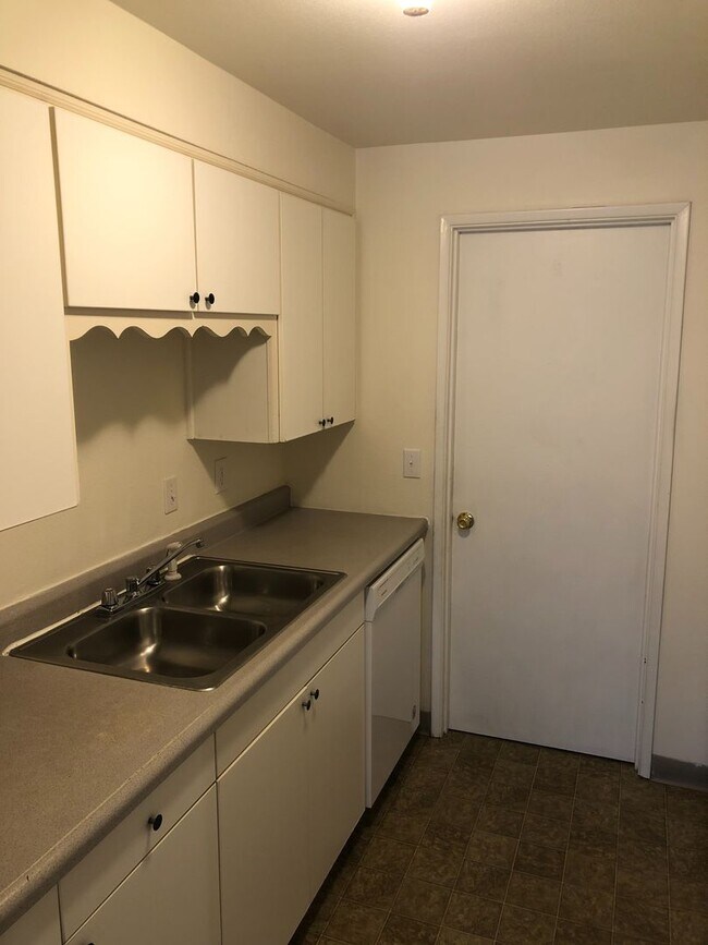 Foto del edificio - Three Bedroom Duplex in South Salem