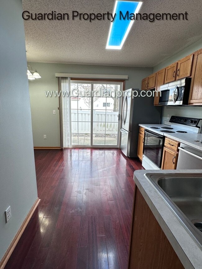 Foto del edificio - Apple Valley Corner Unit Town Home W/dedicated Office, 2 Car Garage, Washer/Dryer, Dishwasher
