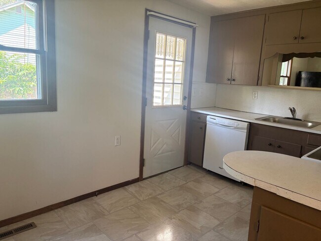 Building Photo - Beautiful 3 bedroom 2 bathroom