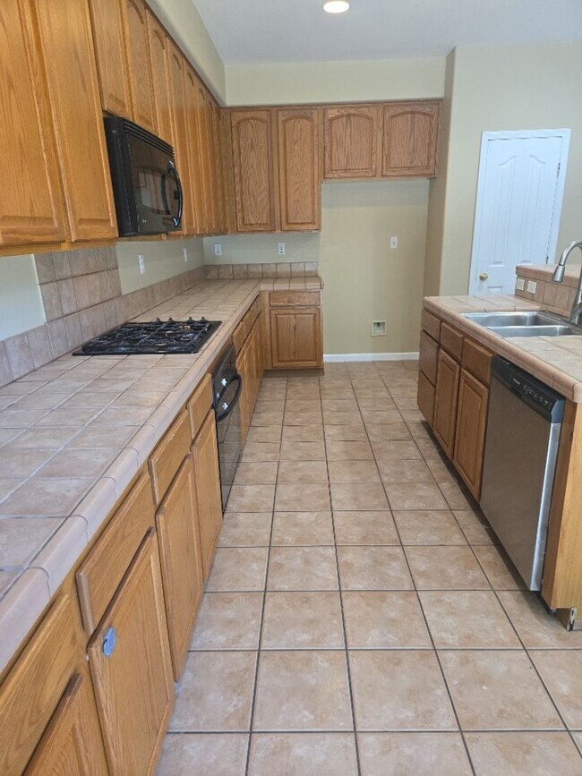 Building Photo - Spacious 4 Bedroom, 2.5 Bathroom Home clos...