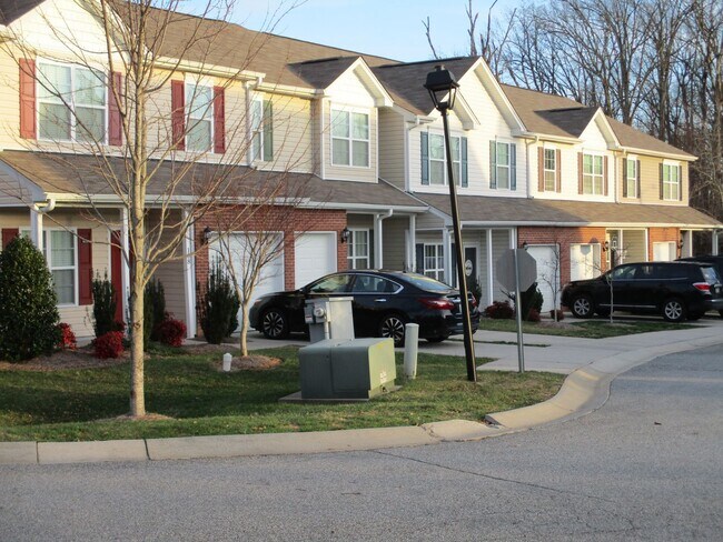 Foto del edificio - VERY Spacious townhouse with 3 Bedrooms, 3...