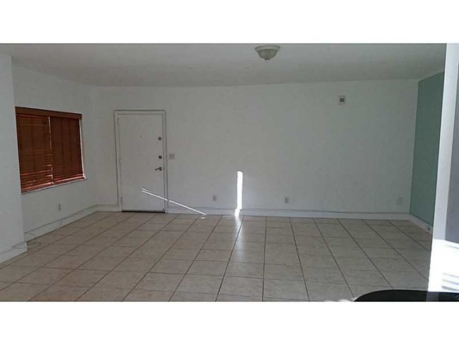 Foto del edificio - 10101 W Bay Harbor Dr