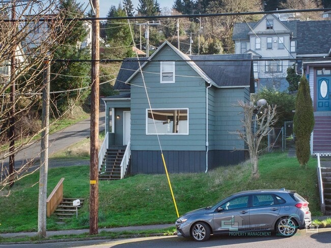 Building Photo - Spacious Older 4 bedroom, 1 Bath Home In Historic ASTORIA