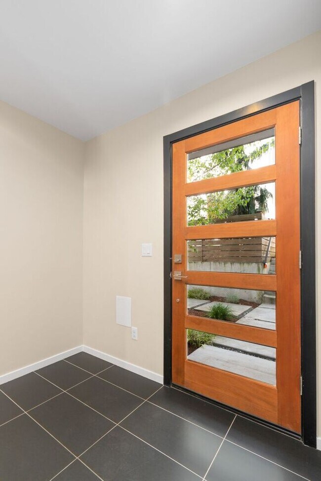 Building Photo - Stunning Judkins Townhome!
