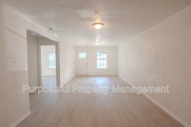 Building Photo - 3316 S Meta Ave