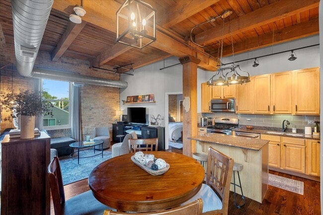 Foto del edificio - 1740 N Maplewood Ave