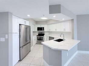 Building Photo - 1800 Sunset Harbour Dr