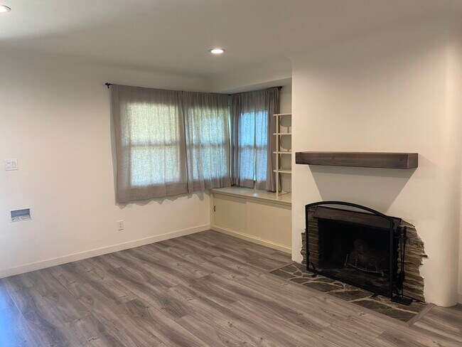 Foto del edificio - 1523 N Grand Oaks Ave