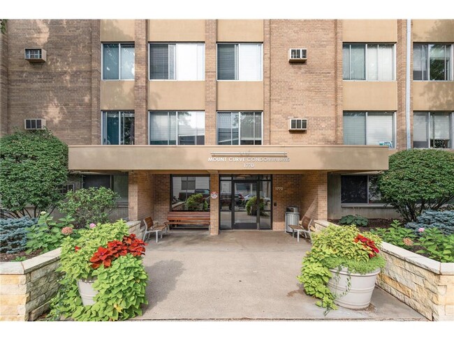 Foto del edificio - 1770 Bryant Ave S