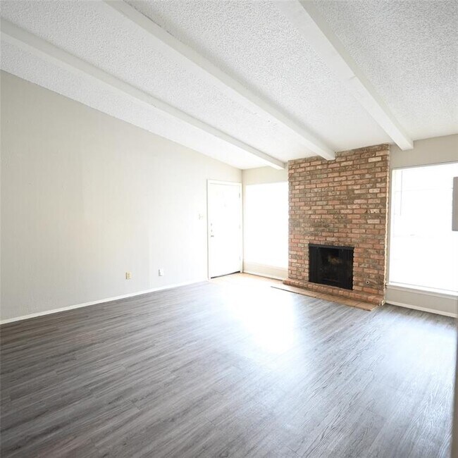 Building Photo - 208 W William Cannon Dr