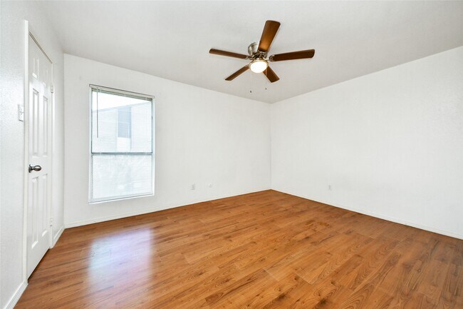 Foto del edificio - 12905 Woodforest Blvd