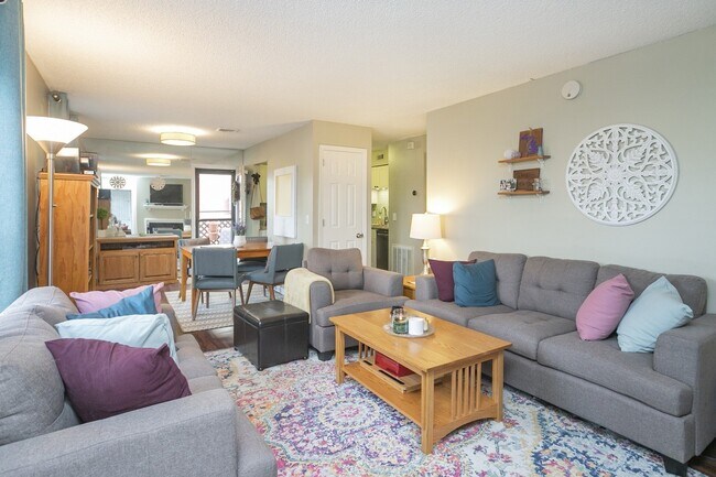 Foto del edificio - 749 Fox Ridge Dr