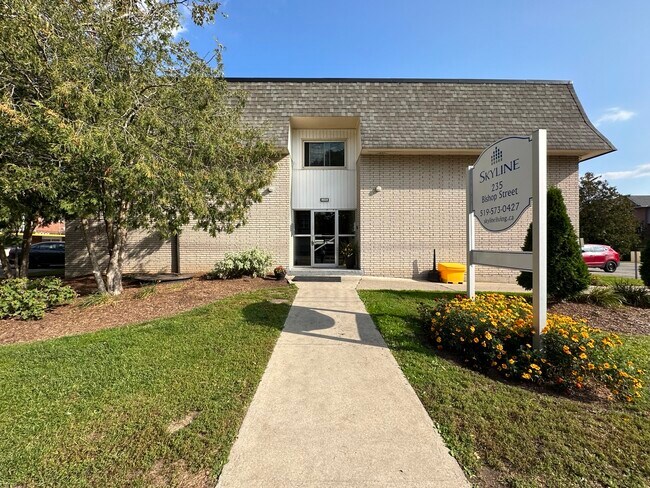 Photo du bâtiment - Skyway Estate Apartments