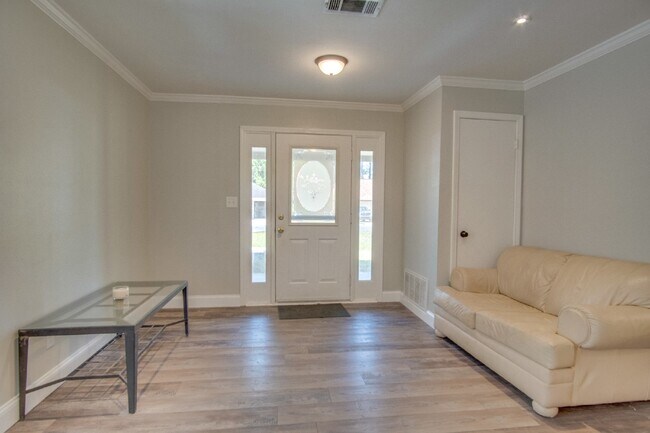Foto del edificio - Modern and updated 3/ 2 bath ranch home in Old Hickory Subdivision of SW Pensacola Near NAS and P...