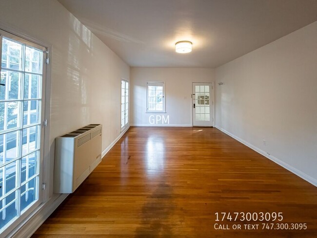 Foto del edificio - Spacious Hollywood Gem: Stylish 1-Bedroom ...