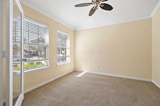 Foto del edificio - 2421 Chimney Rock Rd
