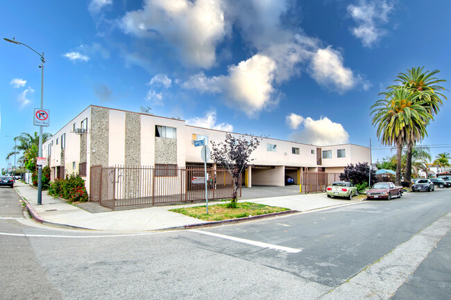 Building Photo - 10520 S Figueroa St