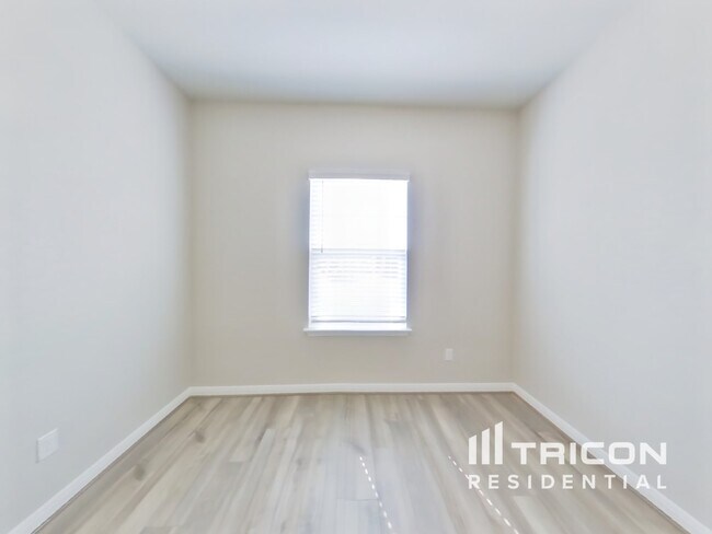 Foto del edificio - 13551 Paxton Blvd