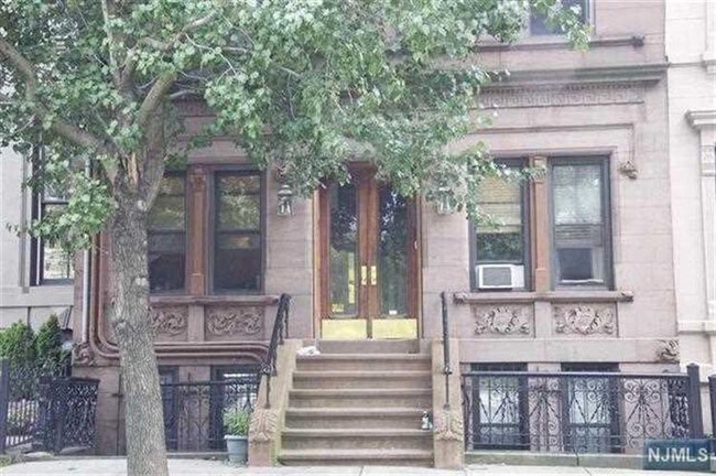Historic Brownstone - 253 8th St
