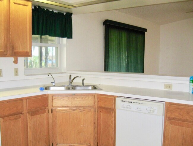 Building Photo - 1371 Melshire Ave